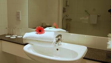 Фото номера Двухместный номер с 1 кроватью Отель Maldron Hotel Tallaght г. Талла 8