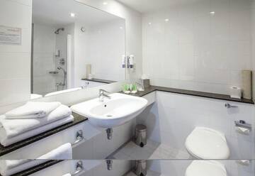 Фото номера Двухместный номер с 1 кроватью Отель Maldron Hotel Tallaght г. Талла 9