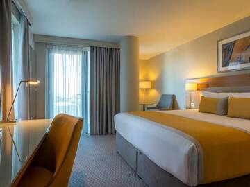 Фото номера Представительский номер с кроватью размера «king-size» Отель Maldron Hotel Tallaght г. Талла 5