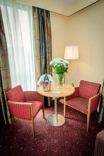 Фото номера Стандартный трехместный номер Отель Glashaus Hotel г. Талла 4